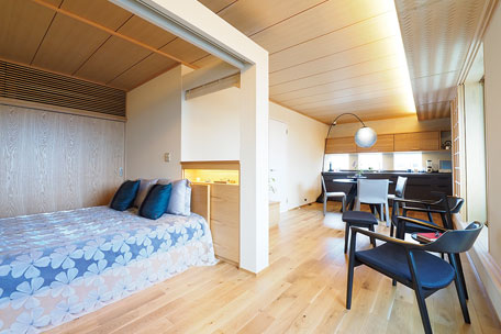 自社森育ちの木で建てた「都内唯一の４階」モデル。ともに成長する大空間の家。