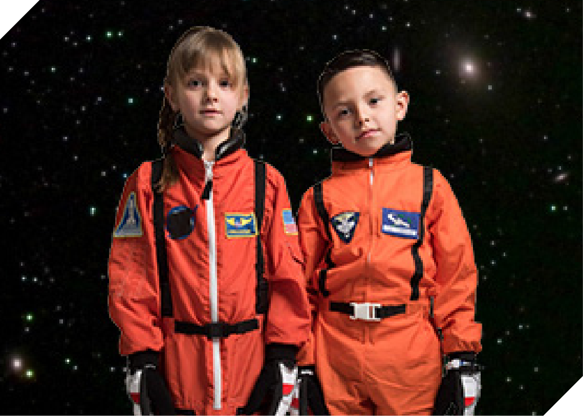 写真：宇宙服を着る子ども