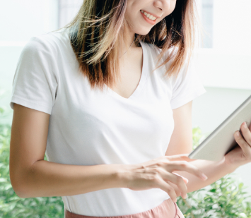 写真：スマホを操作する女性