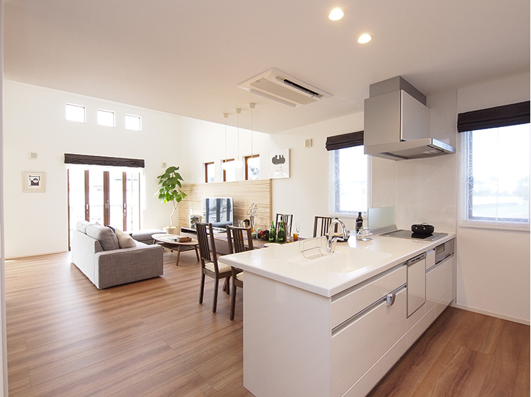 写真：白を基調としたオープンキッチン　キリンさんと暮らせる家　超空間の家S　アキュラホーム