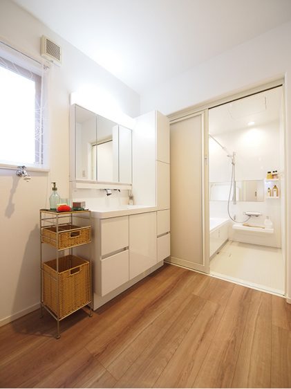 写真：サニタリー空間と浴室　キリンさんと暮らせる家　超空間の家S　アキュラホーム