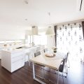 写真：白を基調としたオープンキッチンとダイニング　i-smart　一条工務店