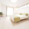 写真：白い壁に明るいウッド調の床の寝室　i-smart　一条工務店