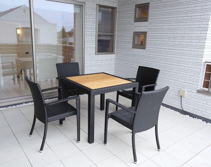 写真：テーブルと椅子が置かれた半屋外バルコニー　スマート・ワン カスタム　桧家住宅
