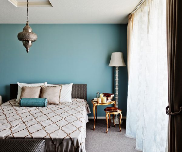 写真：ブルーの壁をアクセントにした、落ち着いた空間の寝室　旭化成ホームズ（ヘーベルハウス）