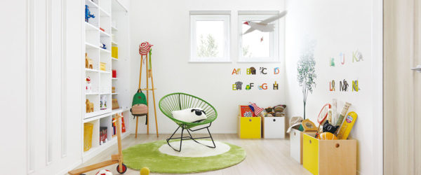 写真：白を基調とした明るい子ども部屋　一条工務店
