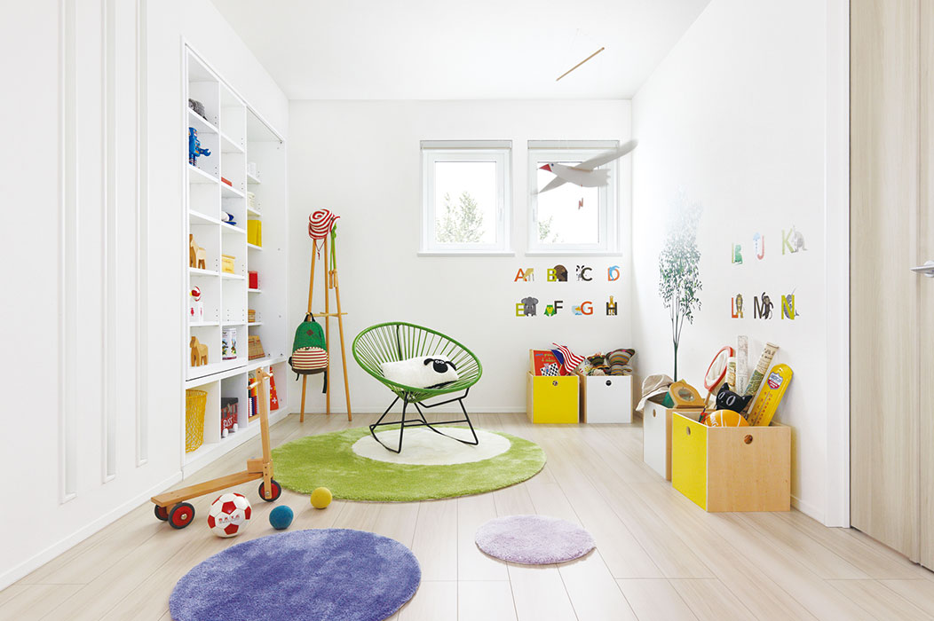写真：白を基調とした明るい子ども部屋　一条工務店