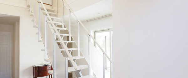 写真：白を基調とした階段　ハラサワホーム