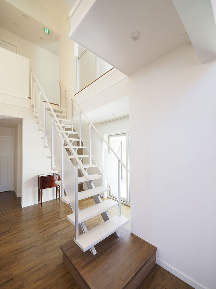 写真：白を基調とした階段　ハラサワホーム