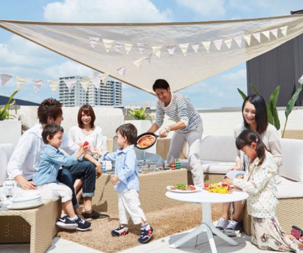 写真:屋上で団欒する家族 桧家住宅