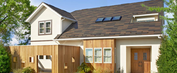 写真：ウッドパネルと大屋根が暖かみを醸し出す外観の家　木下工務店