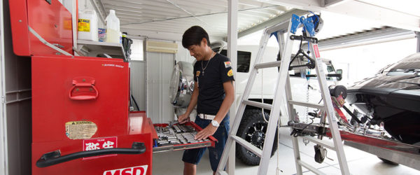 写真：インナーガレージで工具を手にする男性　レオハウス