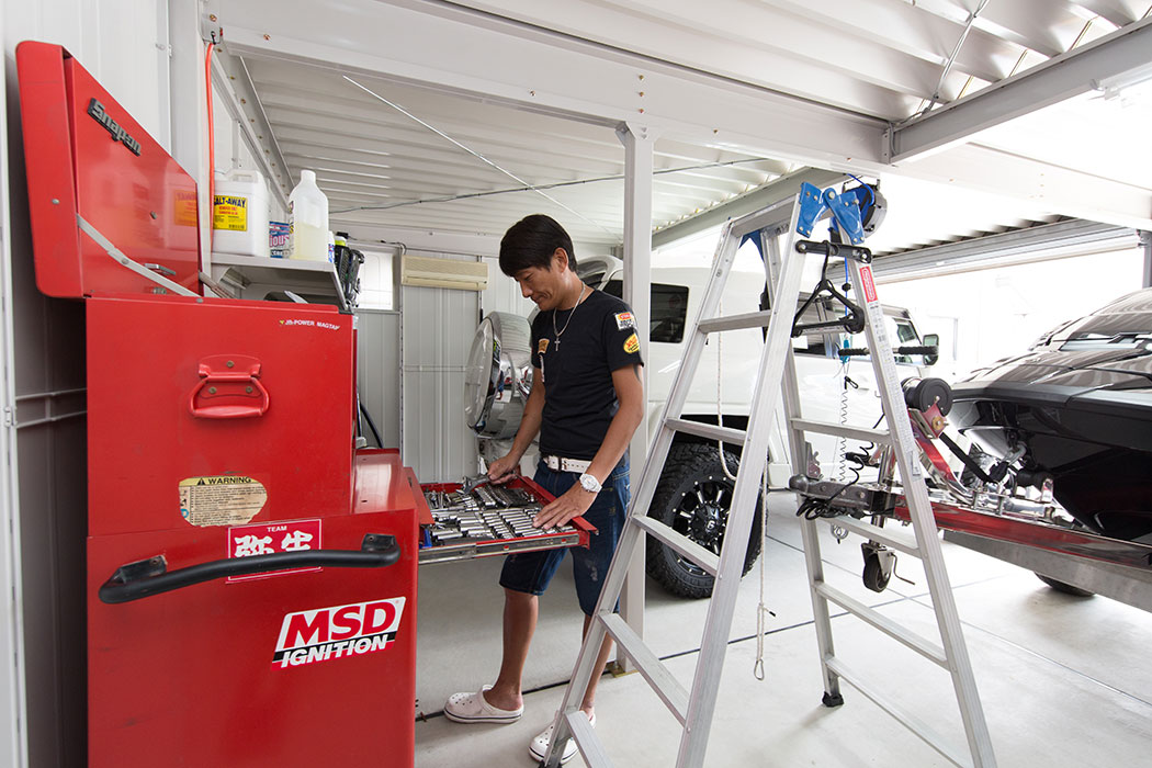 写真：インナーガレージで工具を手にする男性　レオハウス