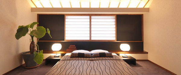 写真：格子をモチーフとして左右対称のデザインに仕上げられた寝室　日本ハウスホールディングス