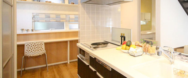 写真：大容量の目隠しパントリーを設置したキッチン　オープンハウス・アーキテクト