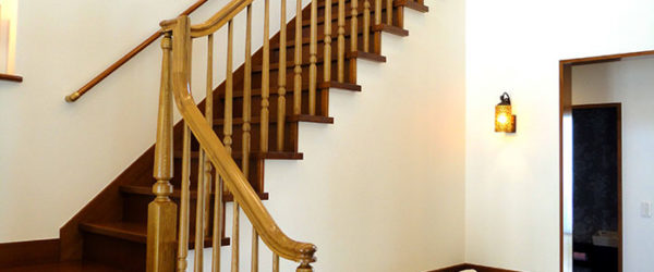 写真：豪奢な手すり階段が印象的な贅沢吹抜空間　大塚建設