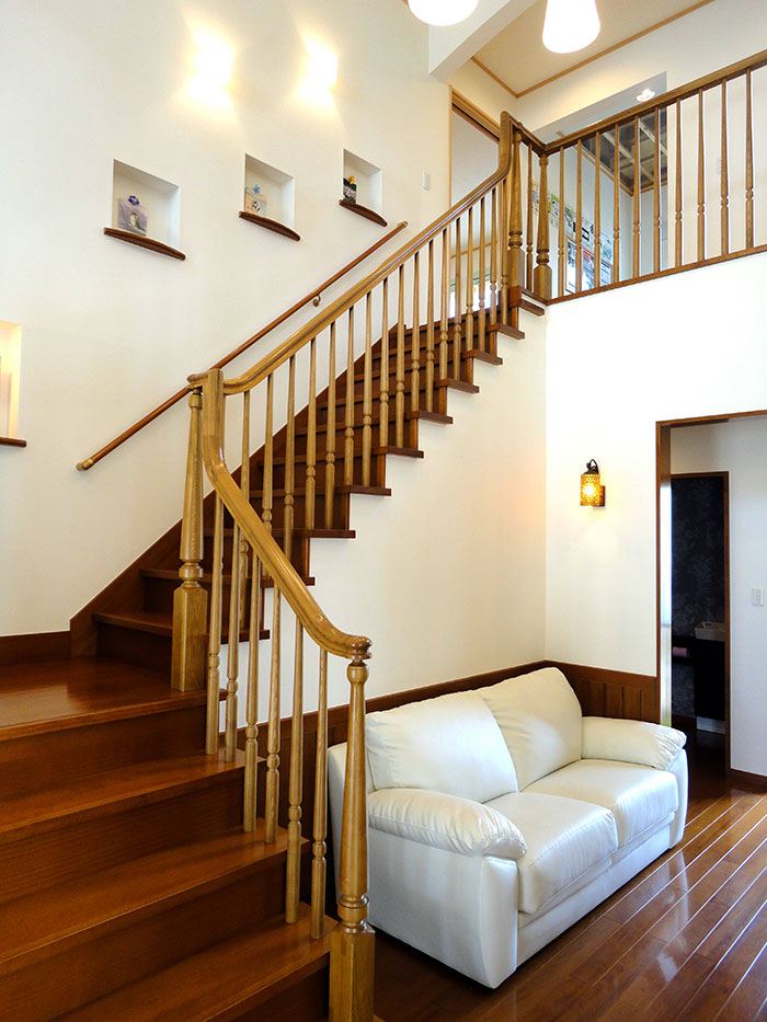 写真：豪奢な手すり階段が印象的な贅沢吹抜空間　大塚建設