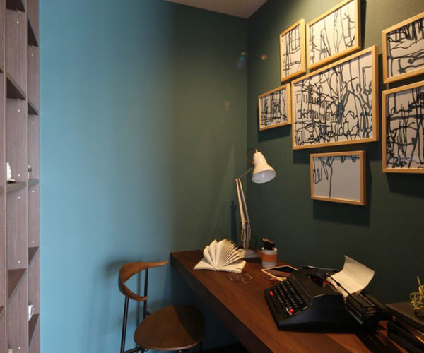 写真：ブルーの壁がアクセントの書斎　竹並建設