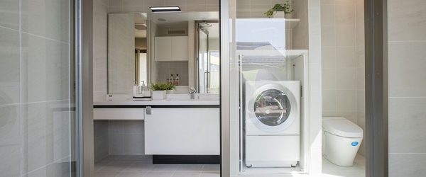 写真：ルーフバルコニーと洗面室と連続する解放的な浴室　トヨタウッドユーホーム