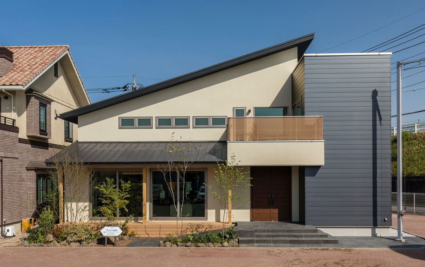 写真：勾配屋根の二階建て住宅外観　彩ハウス