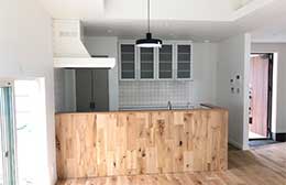 写真：無垢材を使用したキッチン　ハラサワホーム