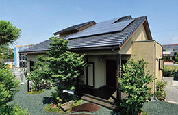 写真：屋根にソーラーパネルを取り付けた和風家屋　日本ハウスホールディングス