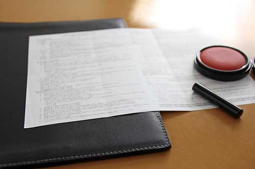 写真:契約書と判子、朱肉 日本ハウスホールディングス
