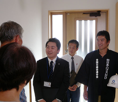 写真：感謝訪問に訪れる社員　日本ハウスホールディングス