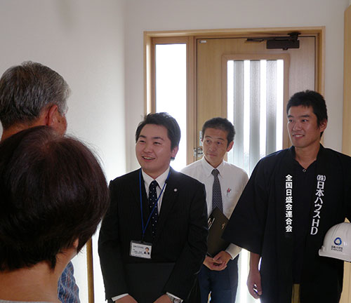 写真:感謝訪問に訪れる社員 日本ハウスホールディングス