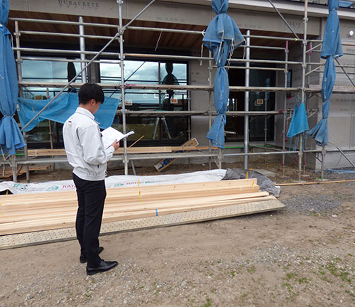 写真:建設途中の家屋を点検するスタッフ 竹並建設