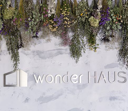 写真：wonder HAUS　ロゴ