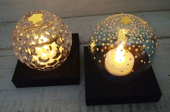 キャンドルを覆うガラス容器に夜空のように蛍光塗料が塗られている