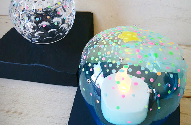 キャンドルを覆う球体のガラスはコンペイトウのような水玉模様にデザインされた