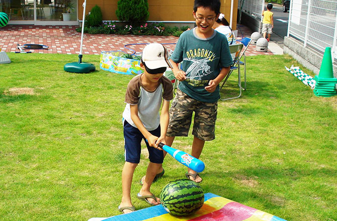 スイカ割りをする子ども