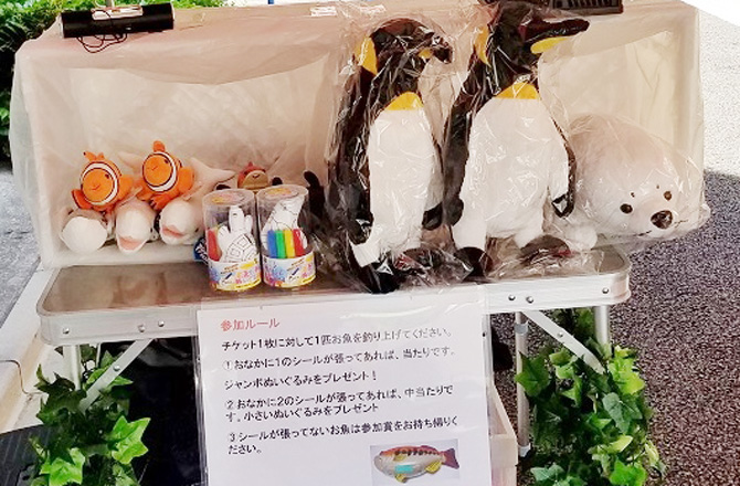 ジャンボな海の生き物ぬいぐるみをプレゼント