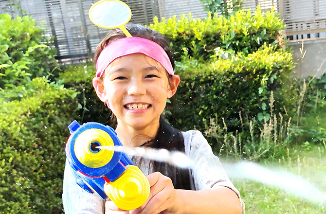 向かって水鉄砲を発射する女の子