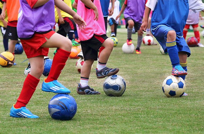 サッカーの練習をする子どもたち