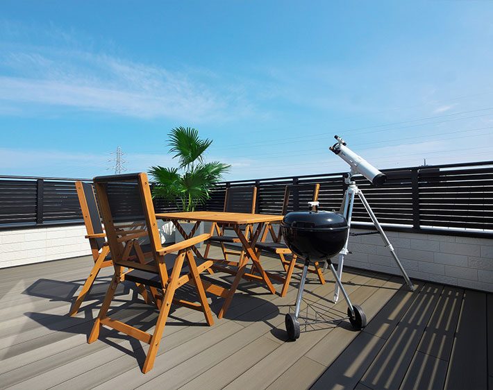 写真：望遠鏡が置かれた屋上庭園　LIFE FIT DESIGN　近藤建設
