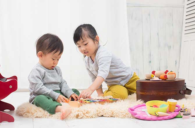 低く暮らす”リビングで、子どもと過ごす