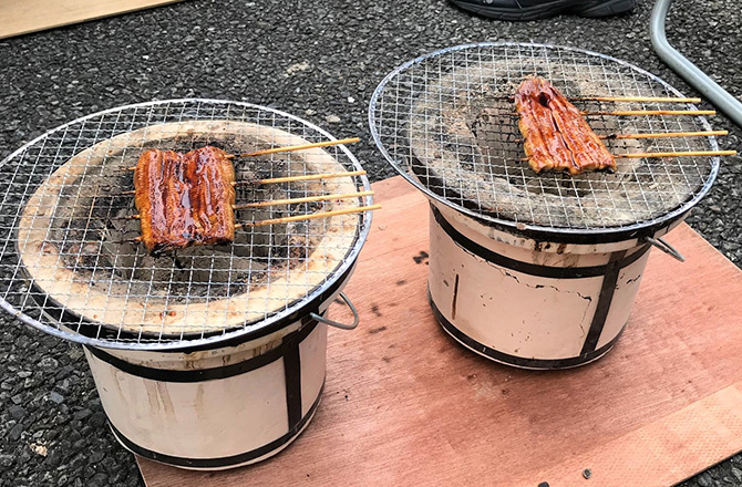 写真:七輪の上で焼かれるうなぎのかば焼き