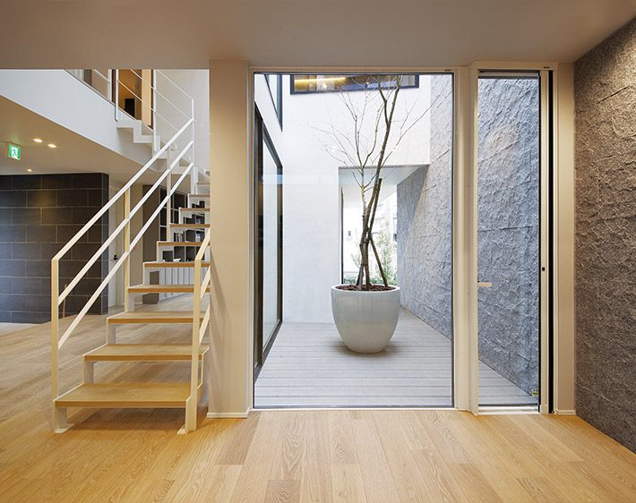 写真：二階から降りてくるスケルトン階段と中庭　SPUR　三栄建築設計デザインオフィス