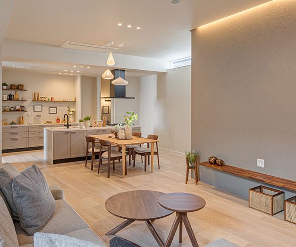 写真：アイランドキッチンのあるリビング・ダイニング　三栄建築設計