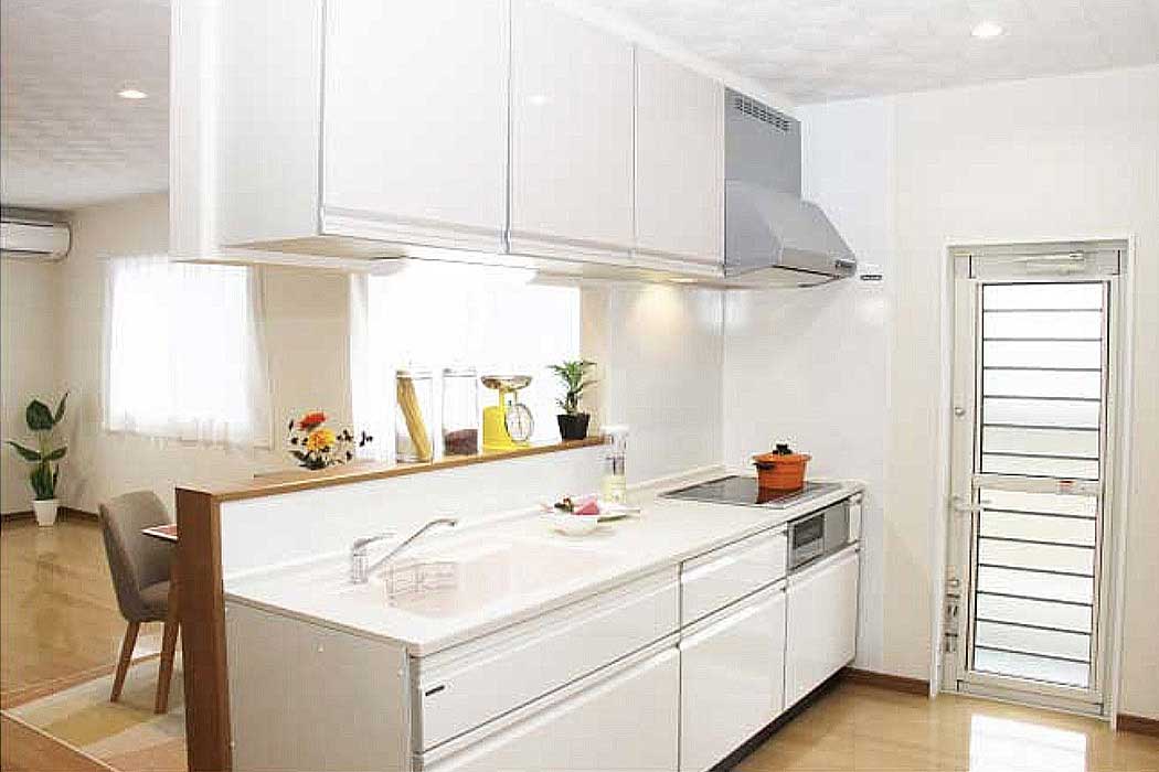 写真：白を基調としたホーローのキッチン　パパまるハウス