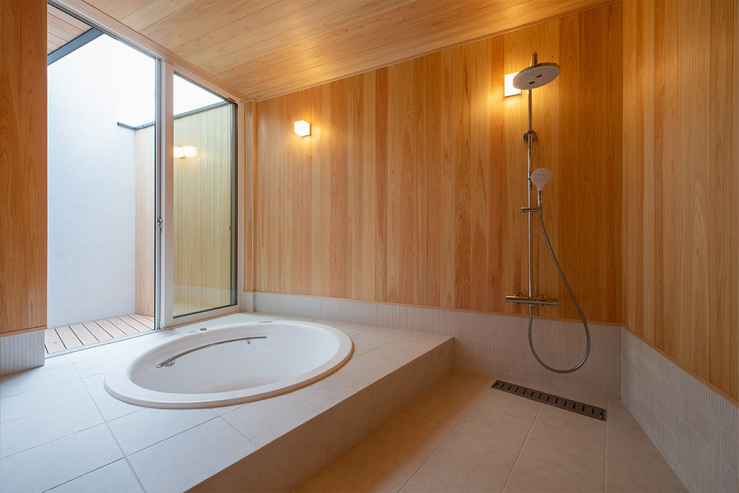 写真：檜の香りが楽しめる浴室　小嶋工務店