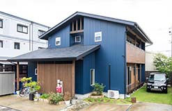 写真：青い外壁の家外観　福工房