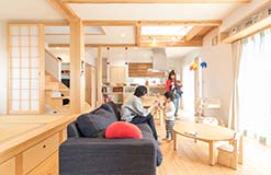 写真：ウッド調のリビング　福工房