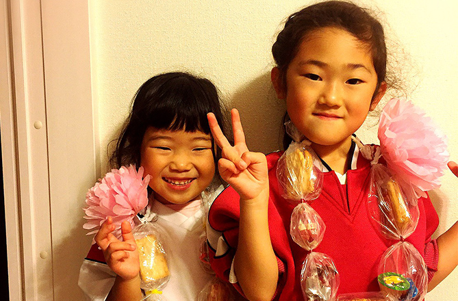 お菓子の首かざりをつくろう