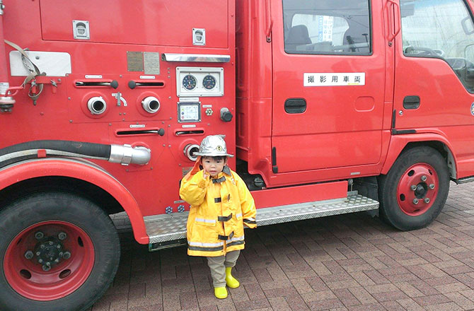 写真：消防車と子ども