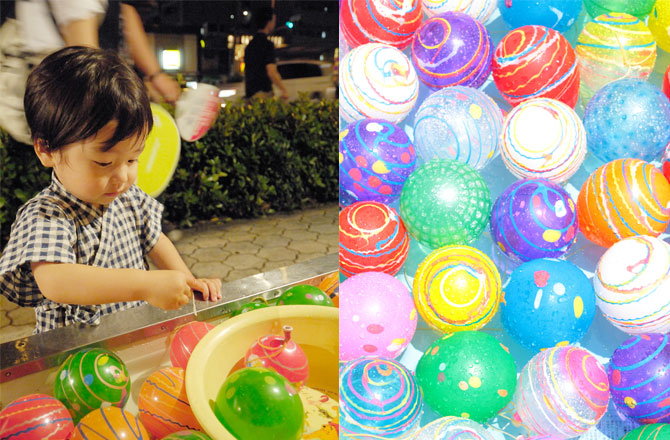 写真:ヨーヨー釣りをする子ども
