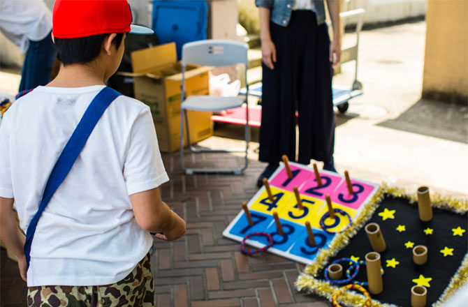 写真:輪投げをする子ども